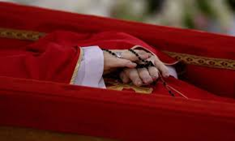 Fiéis prestam últimas homenagens ao papa Francisco no Vaticano