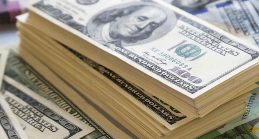 Dólar sobe após oito quedas, mas fecha abril em baixa; Bolsa se mantém estável