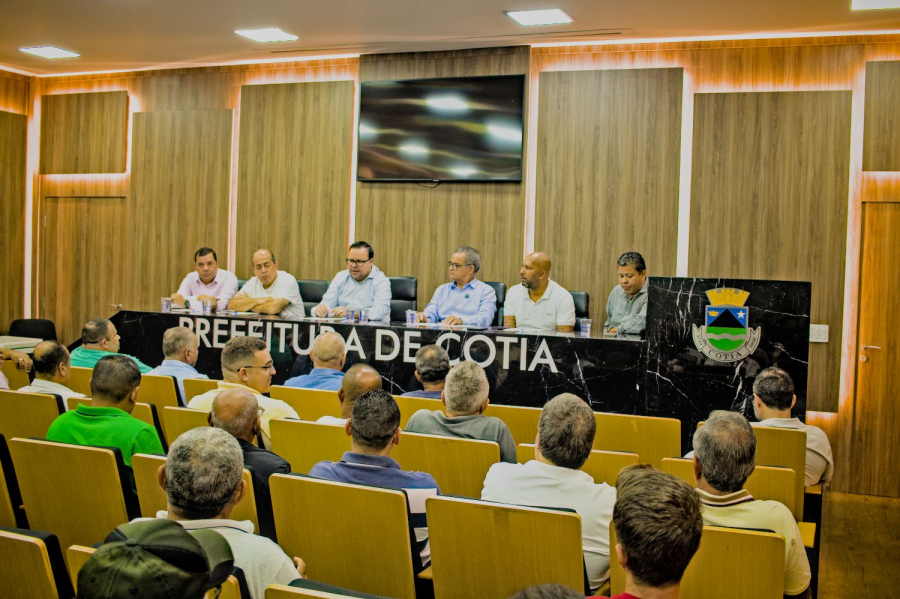Prefeitura de Cotia se reúne com taxistas para ouvir demandas e fortalecer diálogo