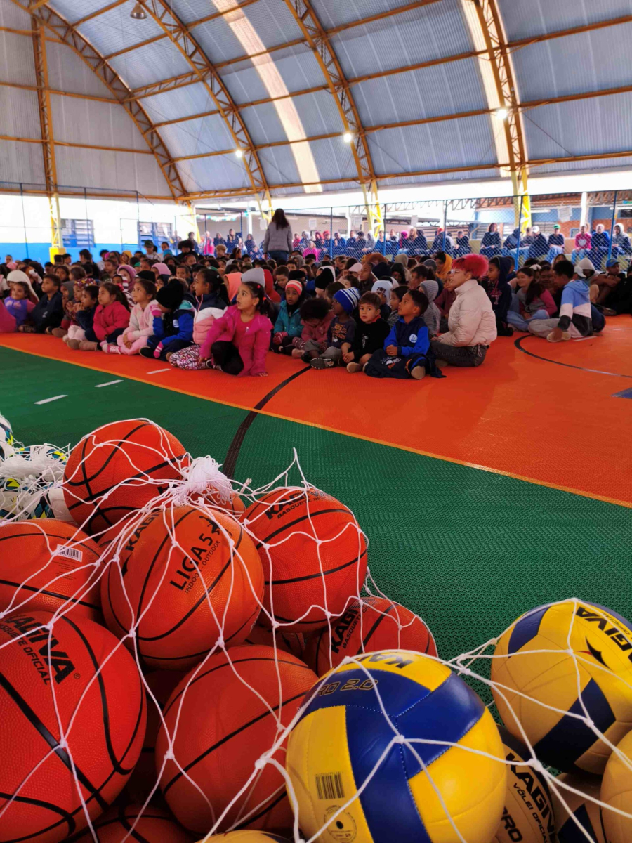 Escola Municipal Caputera ganha quadra revitalizada e projeto esportivo em parceria com empresas privadas