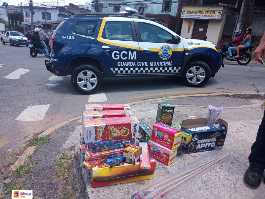 Operação Explosiva: GCM de Cotia prende três homens por venda irregular de fogos de artifício em Caucaia do Alto